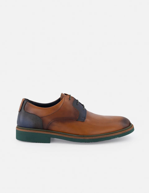 Blucher en piel napa color cuero con detalles verdes y sombreado a mano para hombre