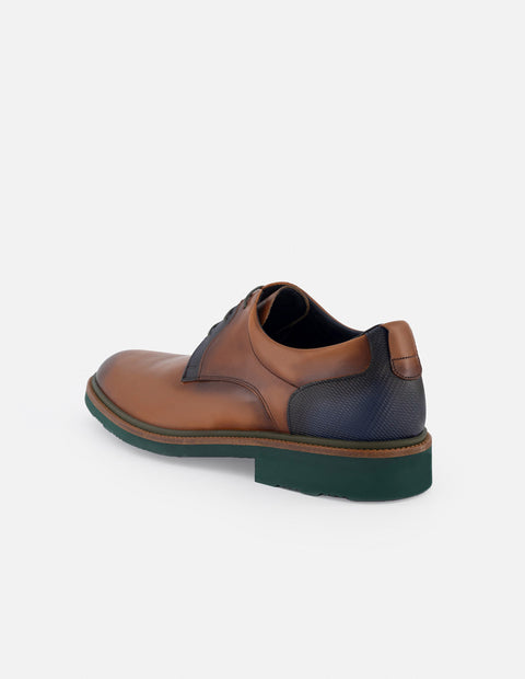 Blucher en piel napa color cuero con detalles verdes y sombreado a mano para hombre