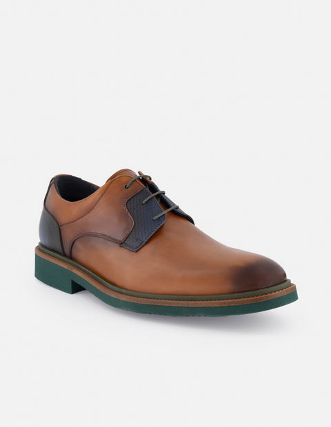 Blucher en piel napa color cuero con detalles verdes y sombreado a mano para hombre