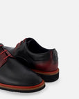 Blucher en piel napa color negro con detalles rojos y sombreado a mano para hombre