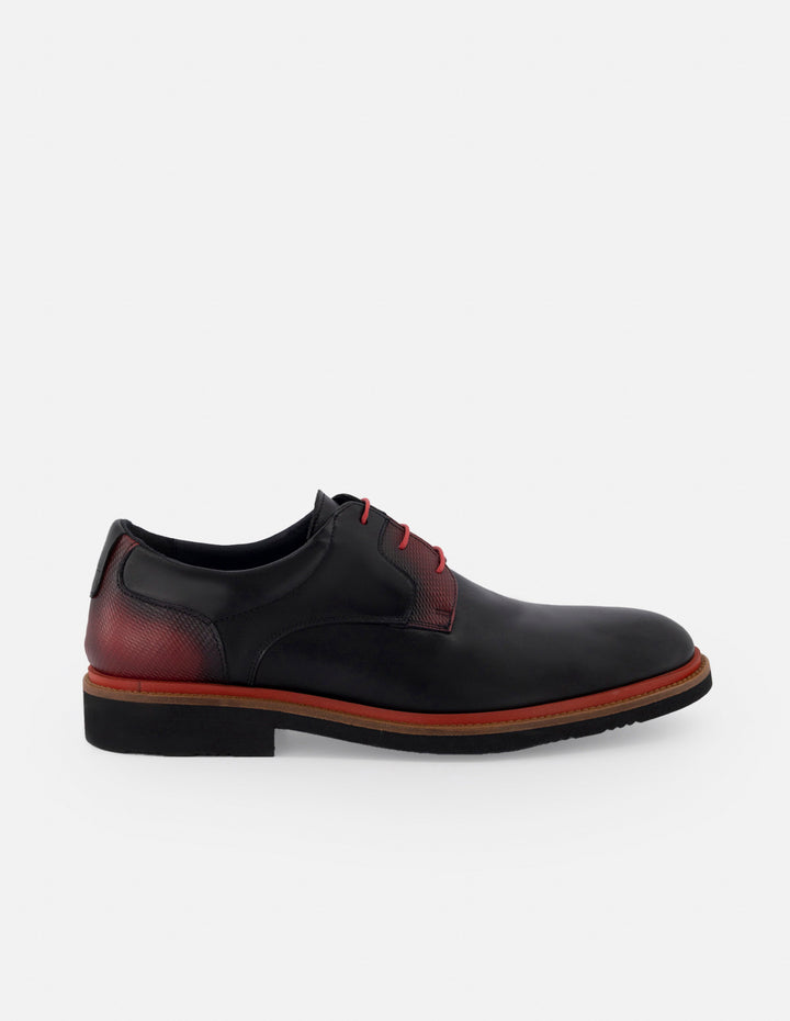 Blucher en piel napa color negro con detalles rojos y sombreado a mano para hombre