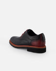 Blucher en piel napa color negro con detalles rojos y sombreado a mano para hombre