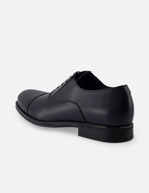 Zapato Oxford en piel napa color azul marino con puntera para hombre