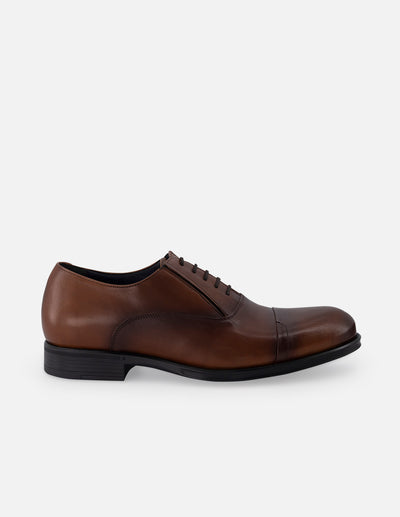 Zapato Oxford en piel napa color caoba con puntera para hombre