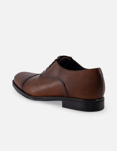 Zapato Oxford en piel napa color caoba con puntera para hombre