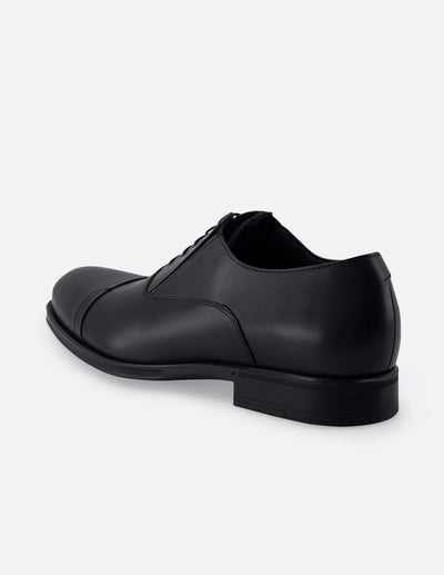Zapato Oxford en piel napa color negro con puntera para hombre