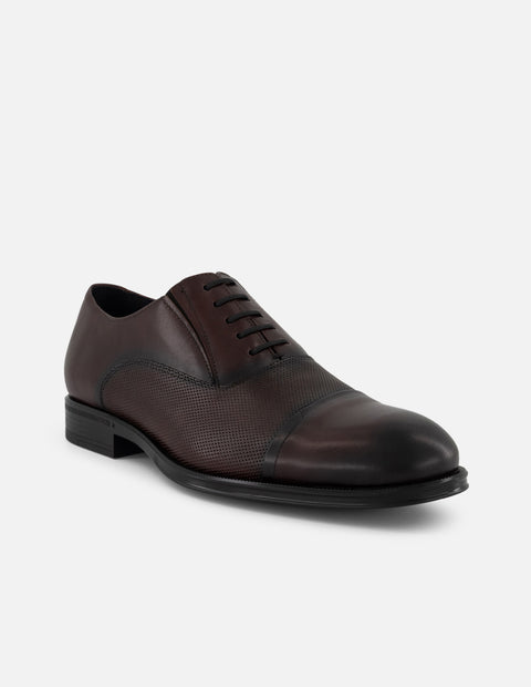 Zapato Oxford color vino de piel para hombre con grabado