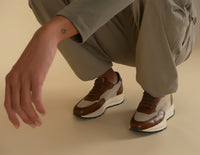 Tenis en textil y piel color cuero para hombre