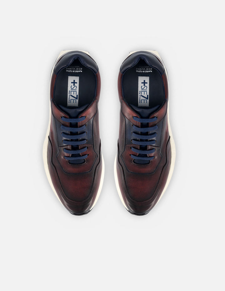 Tenis deportivo +7 cm de altura  de piel tipo coco color vino para hombre