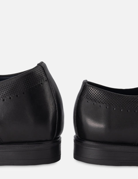 Zapato Blucher en piel color negro con picado para hombre