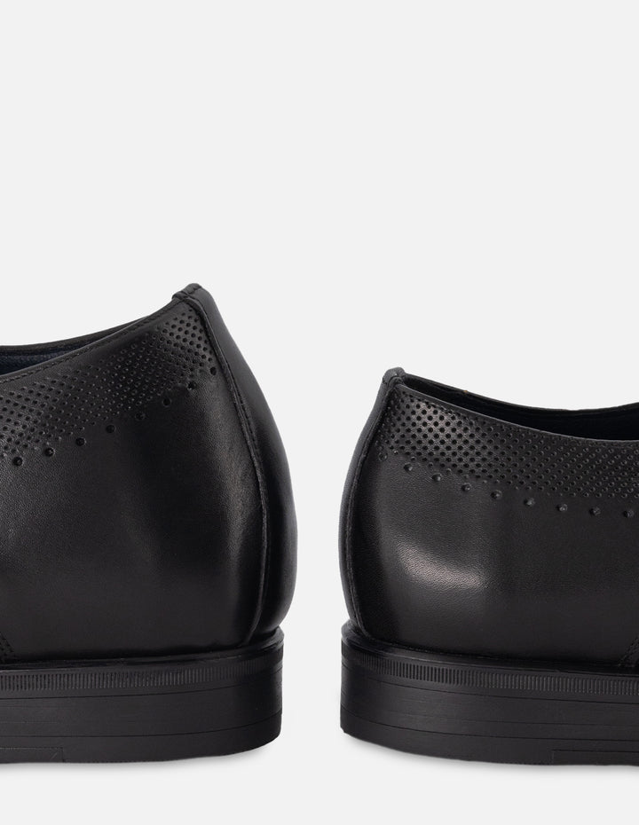 Zapato Blucher en piel color negro con picado para hombre