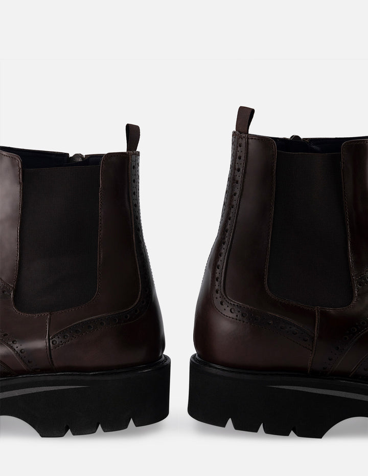 Botín +7cm de altura  de piel color marrón con suela de goma y picado maría para hombre