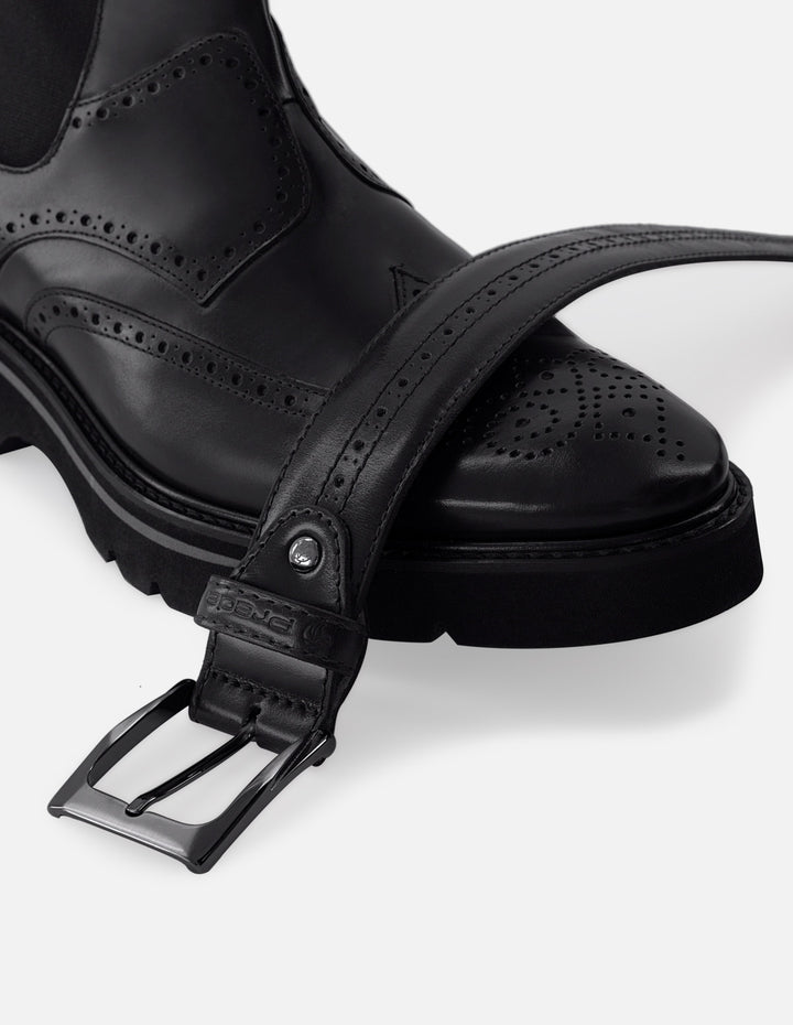 Botín +7 cm de altura de piel color negro con suela de goma y picado maría para hombre