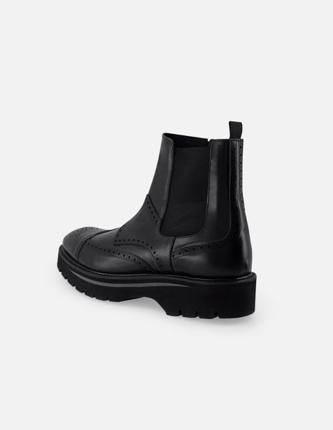 Botín +7 cm de altura de piel color negro con suela de goma y picado maría para hombre