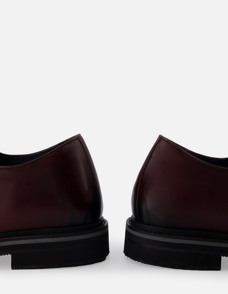 Oxford +7  cm de altura en piel napa color vino con picado María y cordones para hombre