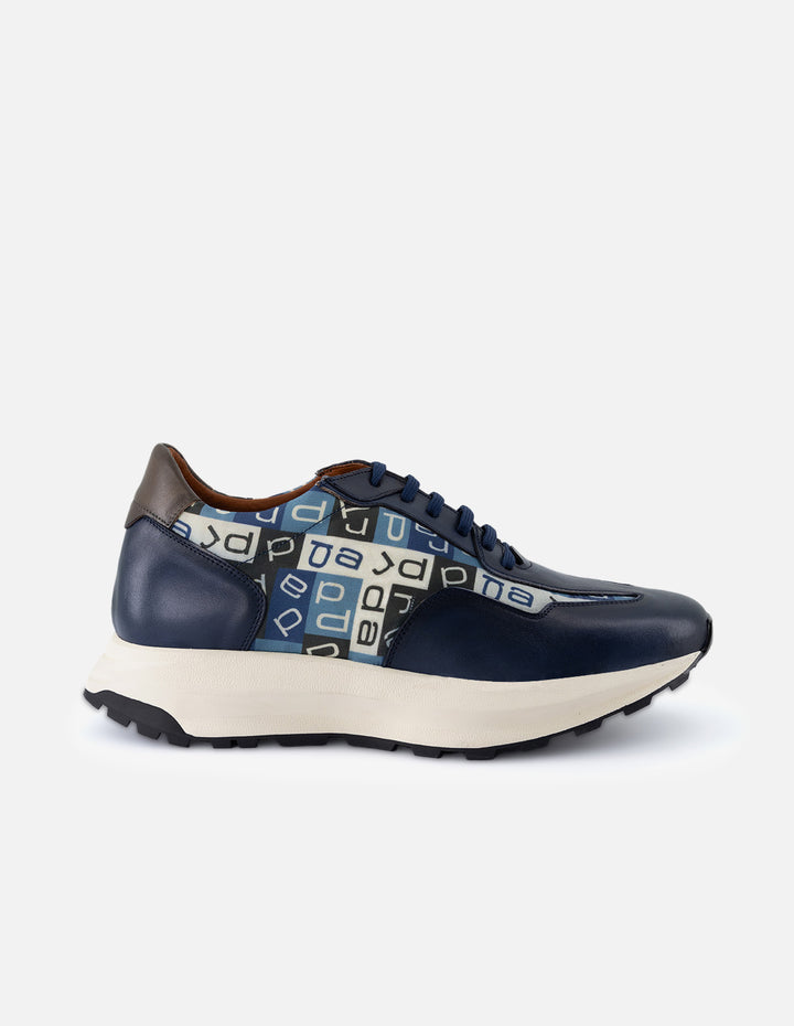 Tenis +7 cm de altura  en piel napa color azul con textil de letras Prada para hombre