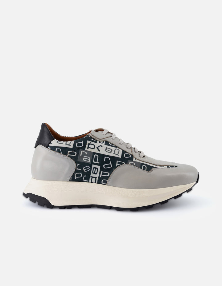 Tenis +7 cm de altura en piel napa color gris con textil de letras Prada para hombre