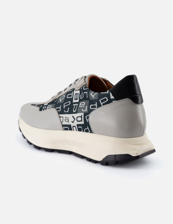 Tenis +7 cm de altura en piel napa color gris con textil de letras Prada para hombre