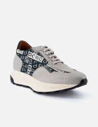 Tenis +7 cm de altura en piel napa color gris con textil de letras Prada para hombre