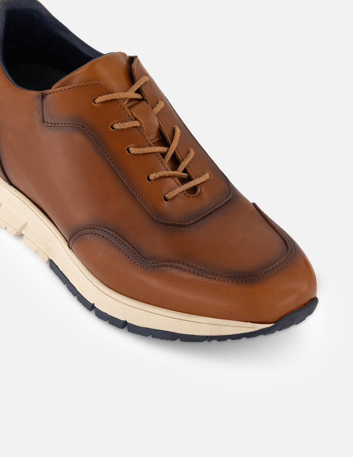 Tenis color cuero en piel para hombre ensombrecidos con aerógrafo