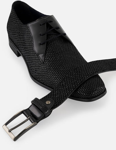 Zapato Blucher negro en ante para hombre acabado tipo serpiente