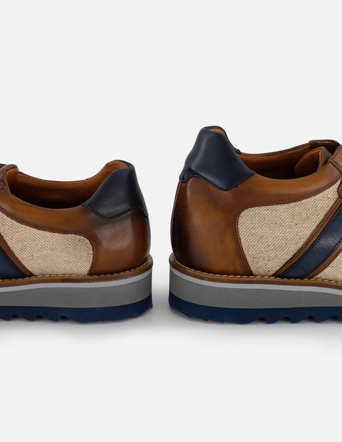 Zapato inglés café en piel y textil con franja azul para hombre