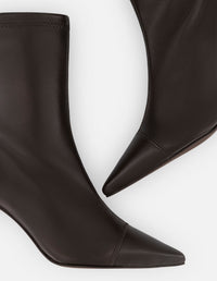 Botines café piel para mujer con costura visible en punta