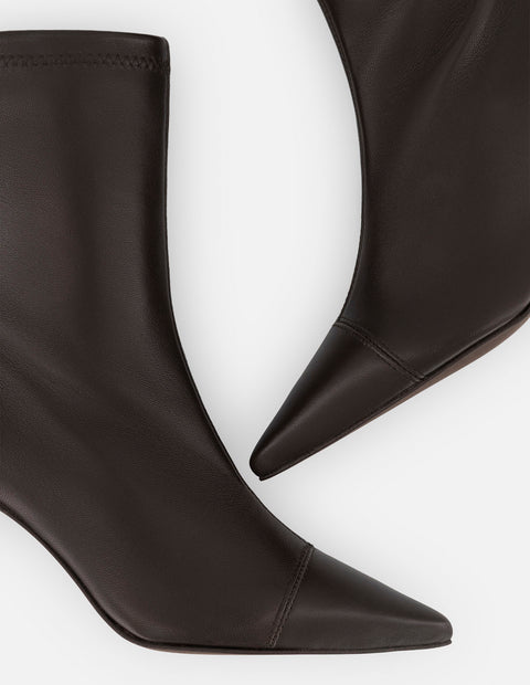 Botines café piel para mujer con costura visible en punta