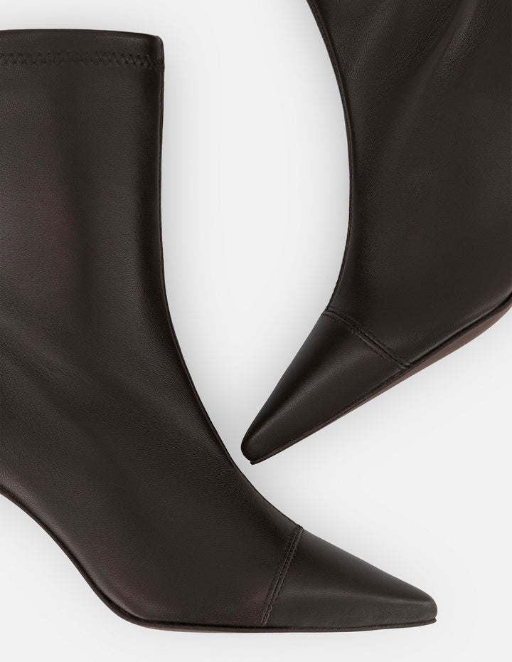 Botines café piel para mujer con costura visible en punta