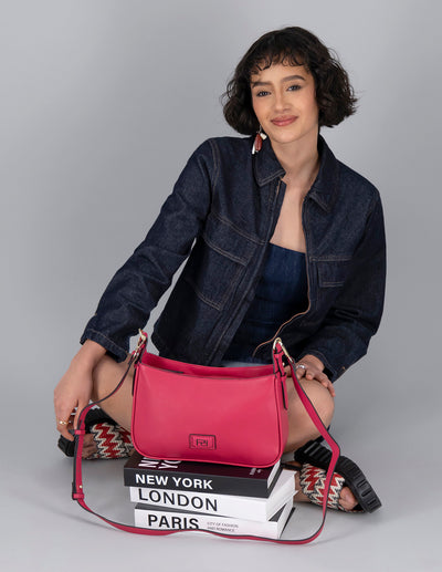 Bolso de hombro de piel para mujer color rosa con detalles dorados y asa ajustable