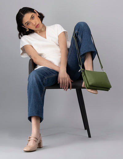 Bandolera de piel para mujer color verde con grabado Prada