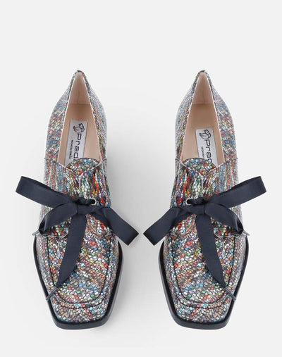 Mocasín en piel estampada multicolor y detalle de lazo negro para mujer