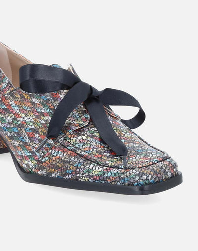 Mocasín en piel estampada multicolor y detalle de lazo negro para mujer