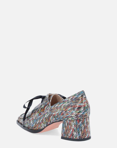 Mocasín en piel estampada multicolor y detalle de lazo negro para mujer