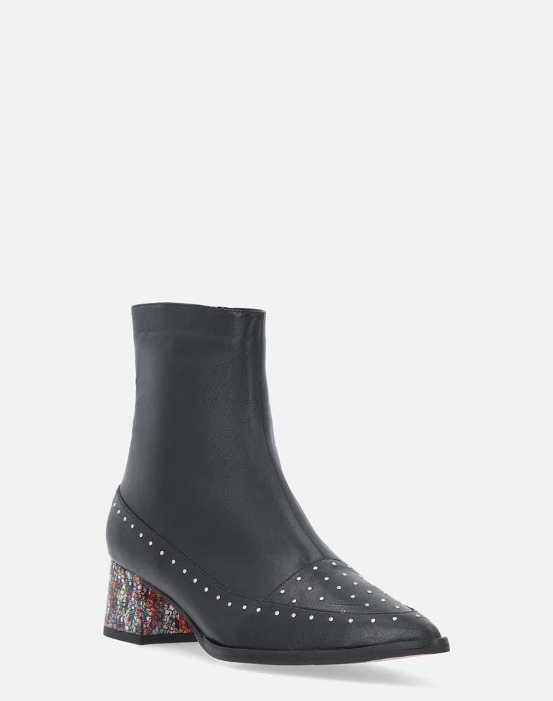Botín en piel negra detalle de mini tachas en puntera  y tacón forrado en una piel estampada multicolor para mujer