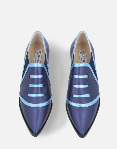 Zapato tipo Ingles en piel metalizada color azul y vistas de color azul claro en encontraste para mujer