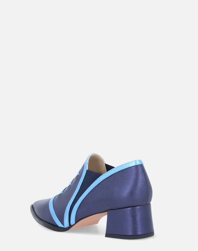 Zapato tipo Ingles en piel metalizada color azul y vistas de color azul claro en encontraste para mujer