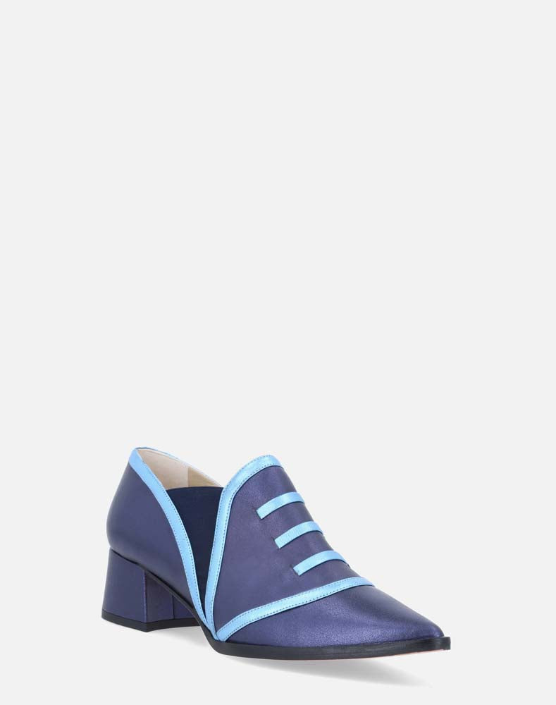 Zapato tipo Ingles en piel metalizada color azul y vistas de color azul claro en encontraste para mujer