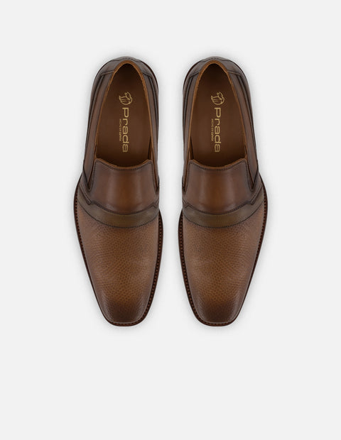 Mocasines café piel para hombre con grabado geométrico