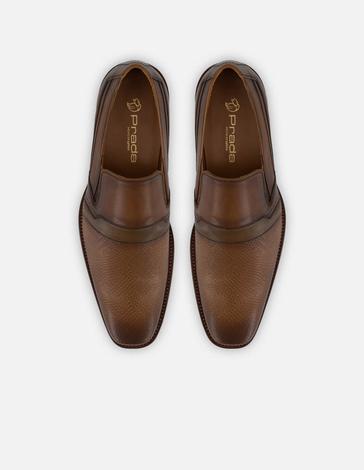 Mocasines café piel para hombre con grabado geométrico