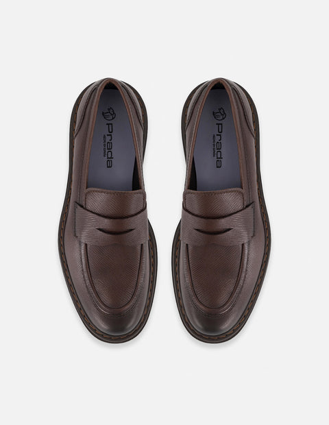 Mocasines café piel para hombre con detalle en relieve