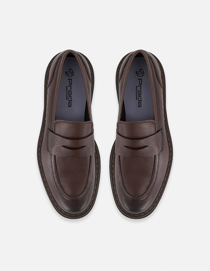 Mocasines café piel para hombre con detalle en relieve