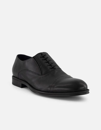 Zapato Oxford negro de piel para hombre con grabado