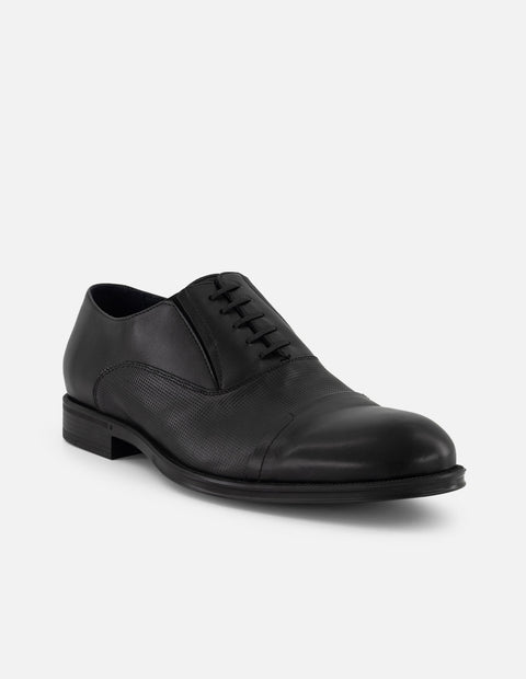 Zapato Oxford negro de piel para hombre con grabado