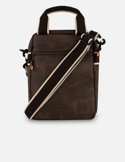 Bandolera café textil para hombre con logo al frente