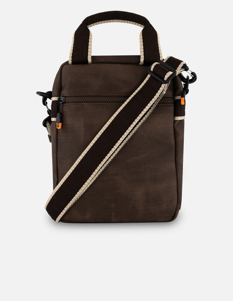 Bandolera café textil para hombre con logo al frente