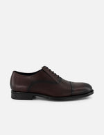 Zapato Oxford color vino de piel para hombre con grabado