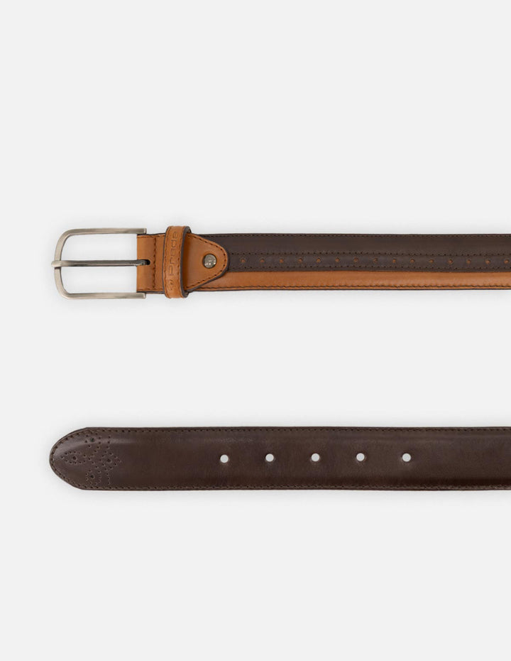 Cinturón café de piel para hombre con hebilla color plateado