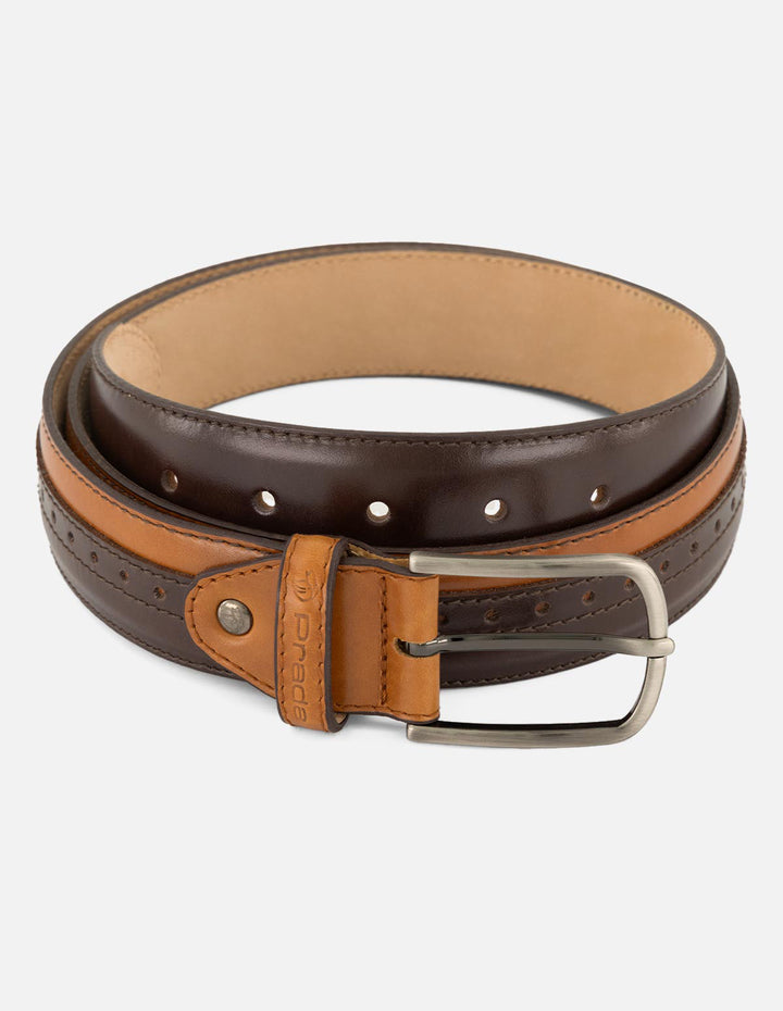 Cinturón café de piel para hombre con hebilla color plateado