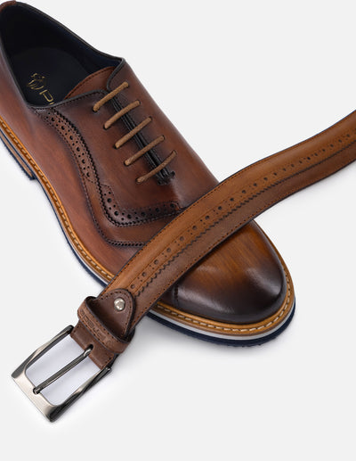 Cinturón en piel napa con picado color caoba para hombre